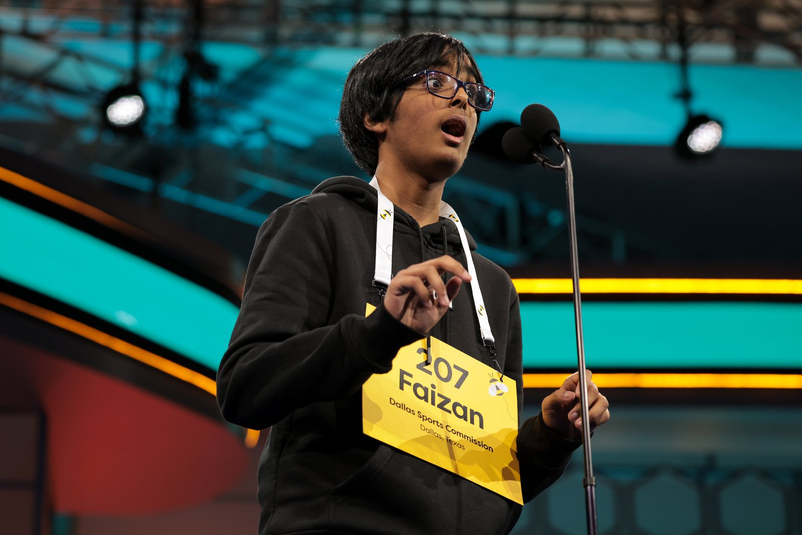 កាលពីឆ្នាំមុន Faizan Zaki អាយុ 13 ឆ្នាំមកពីទីក្រុង Dallas បានក្លាយជាម្ចាស់ជើងឯកអក្ខរាវិរុទ្ធឃ្មុំដោយសរសេរពាក្យបារាំង 