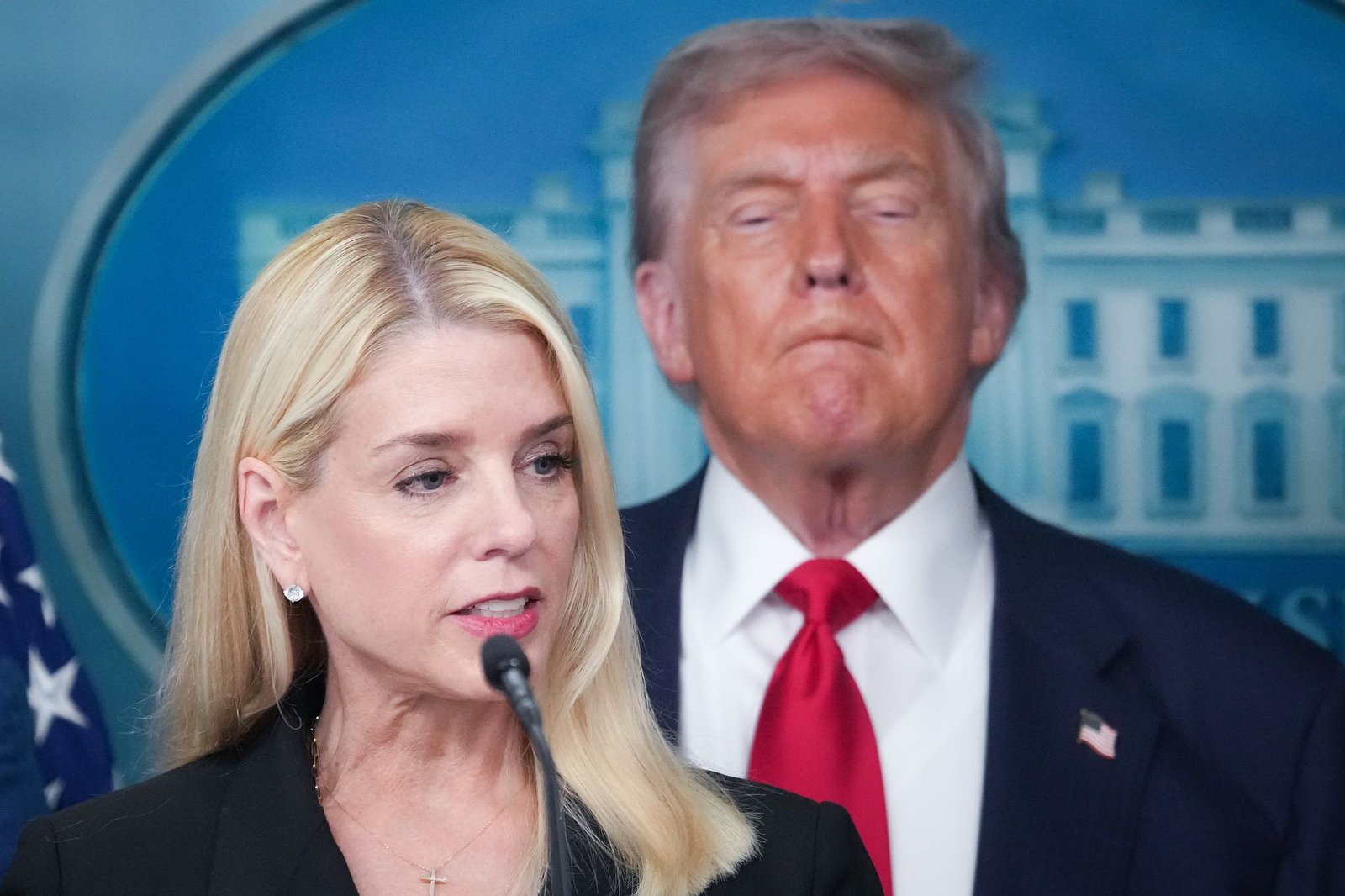 អតីតអគ្គមេធាវី Pam Bondi ត្រូវបានគេធ្វើរោគវិនិច្ឆ័យថាមានជំងឺមហារីកក្រពេញទីរ៉ូអ៊ីតភ្លាមៗបន្ទាប់ពីប្រធានាធិបតី Donald Trump បានបណ្តេញលោកស្រីចេញពីនាយកដ្ឋានយុត្តិធម៌។