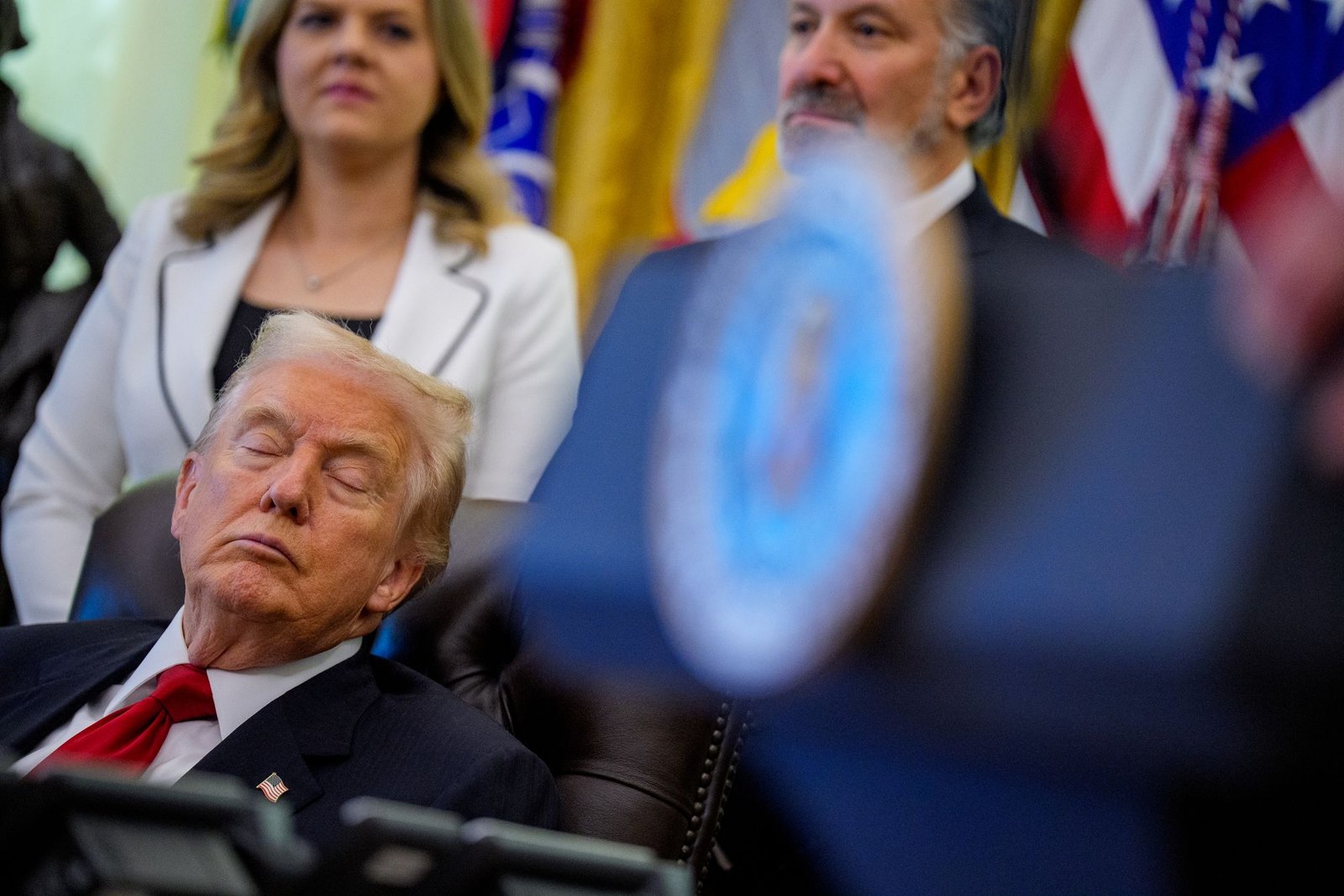 Trump ហាក់ដូចជាងងុយដេកនៅក្នុងព្រឹត្តិការណ៍ផ្លូវការជាច្រើនចាប់តាំងពីការចូលកាន់តំណែងរបស់គាត់ ពេលខ្លះបិទភ្នែករបស់គាត់អស់រយៈពេលជាយូរ។ នៅទីនេះគាត់ត្រូវបានគេថតរូបចូលរួមក្នុងព្រឹត្តិការណ៍ Oval Office ស្តីពីតម្លៃថ្នាំតាមវេជ្ជបញ្ជាក្នុងខែវិច្ឆិកា ឆ្នាំ 2025