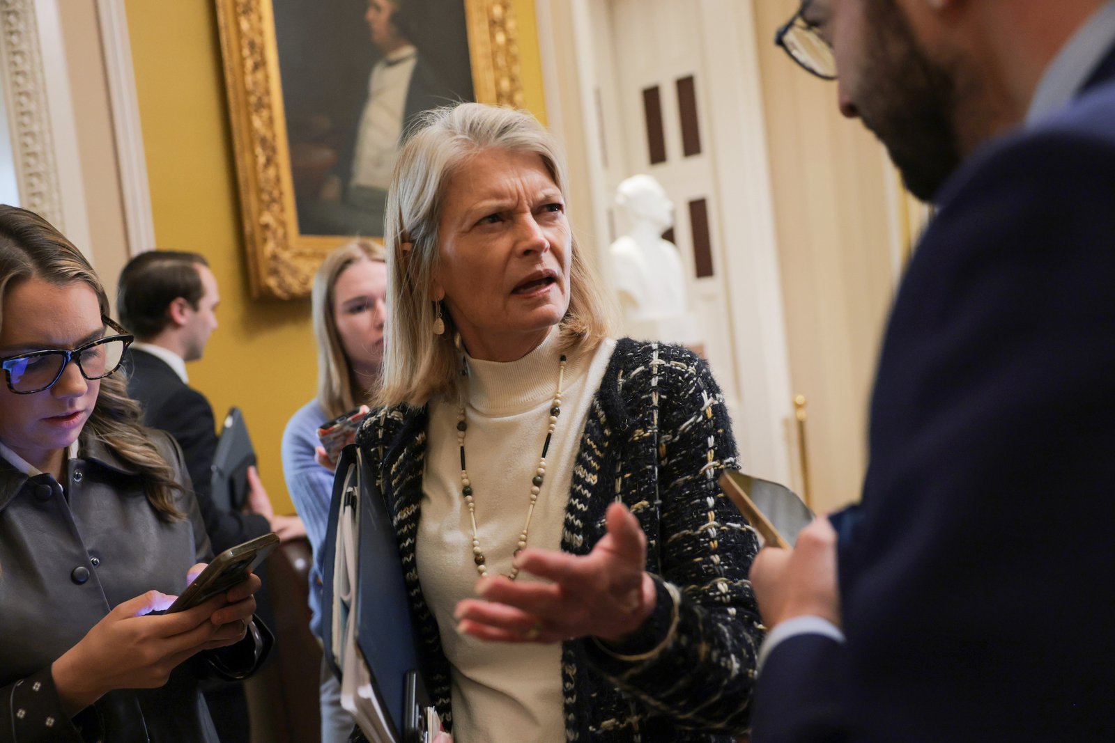 ព្រឹទ្ធសមាជិក Lisa Murkowski បានបដិសេធមិនធ្វើអត្ថាធិប្បាយកាលពីថ្ងៃព្រហស្បតិ៍នៅពេលដែលត្រូវបានសួរថាតើព្រឹទ្ធសភាគណបក្សសាធារណរដ្ឋនឹងឈរនៅទីបំផុតចំពោះ Trump