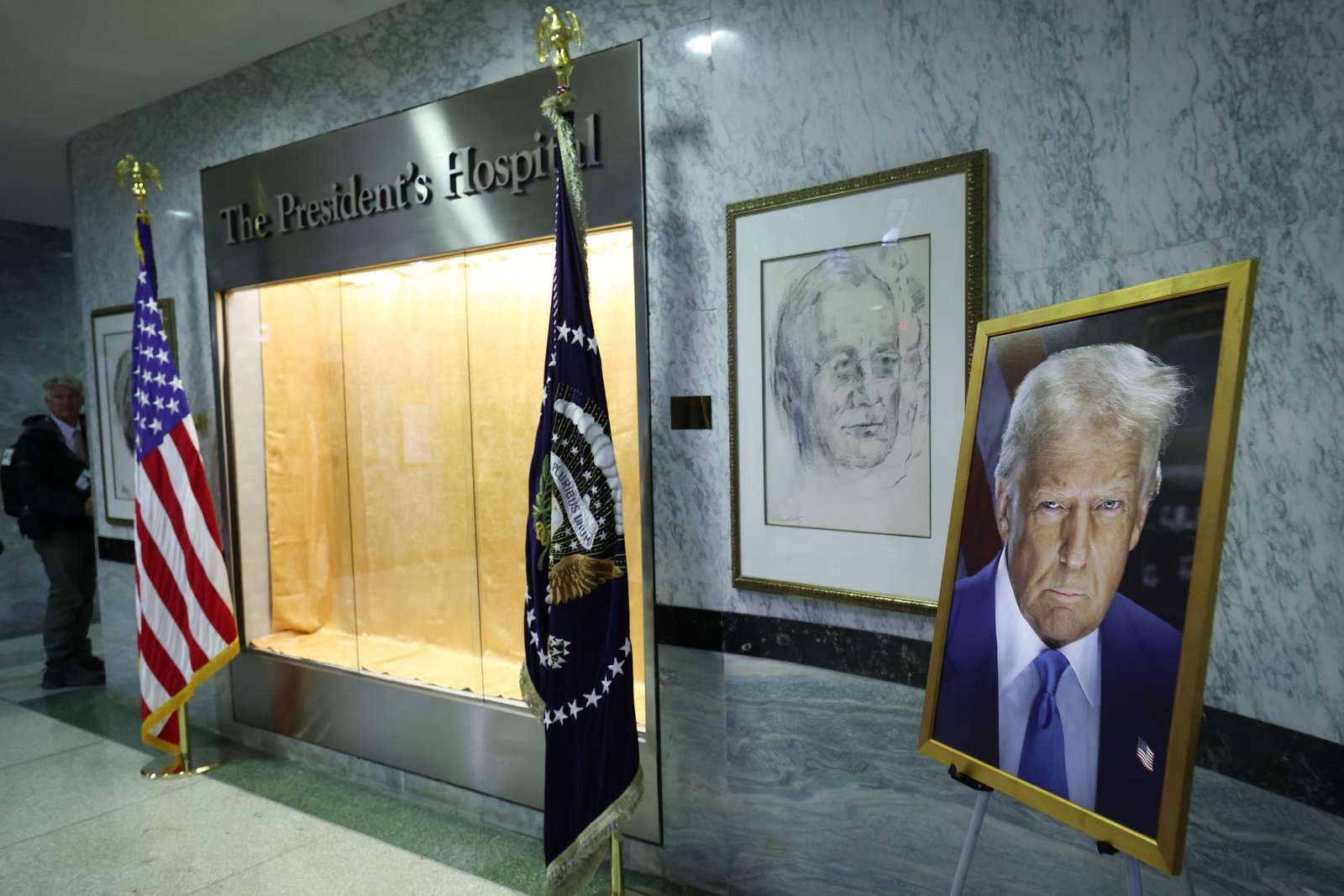 កាលពីថ្ងៃអង្គារ លោក Trump បានទៅជួបលោក Walter Reed ដើម្បីធ្វើកាយសម្បទាជាលើកទីពីររបស់គាត់ចាប់តាំងពីខែតុលា ហើយក្រោយមកបានអះអាងថាគាត់មានសុខភាពល្អ។ រូបភាពខាងក្រោមនេះ គឺជារូបភាពរបស់ប្រធានាធិបតីនៅក្នុងកន្លែងទទួលភ្ញៀវរបស់មន្ទីរពេទ្យ