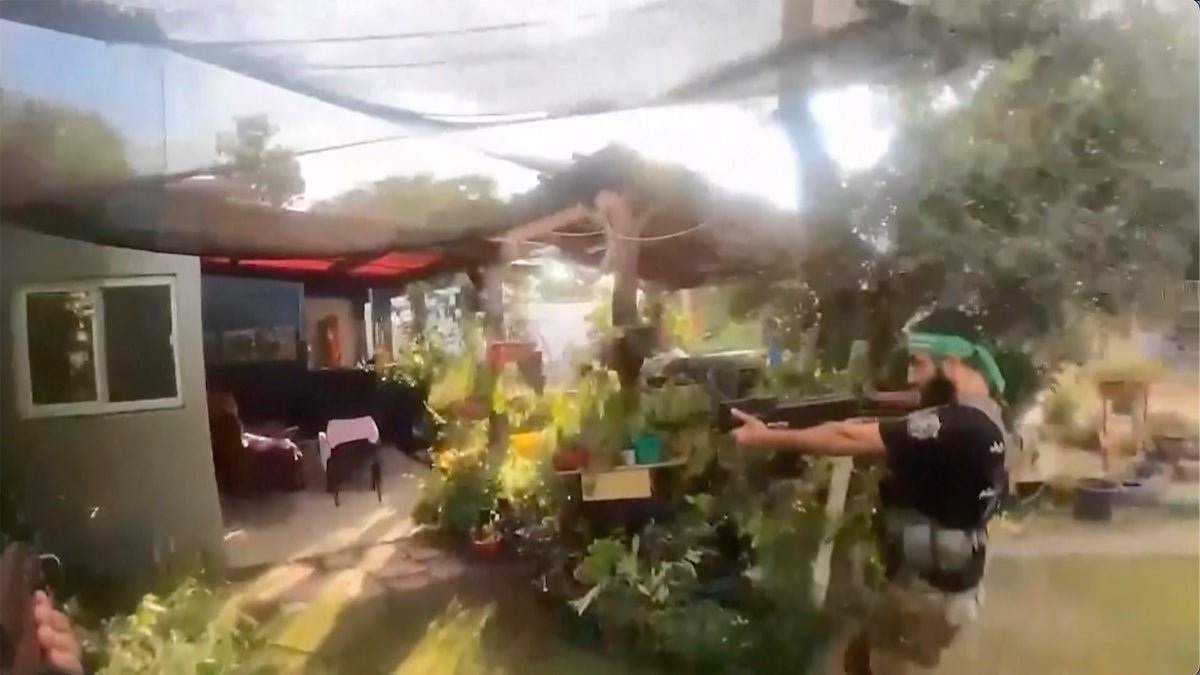 ភេរវករ Hamas ដើរកាត់សង្កាត់លំនៅដ្ឋានមួយនៅភាគខាងត្បូងប្រទេសអ៊ីស្រាអែល