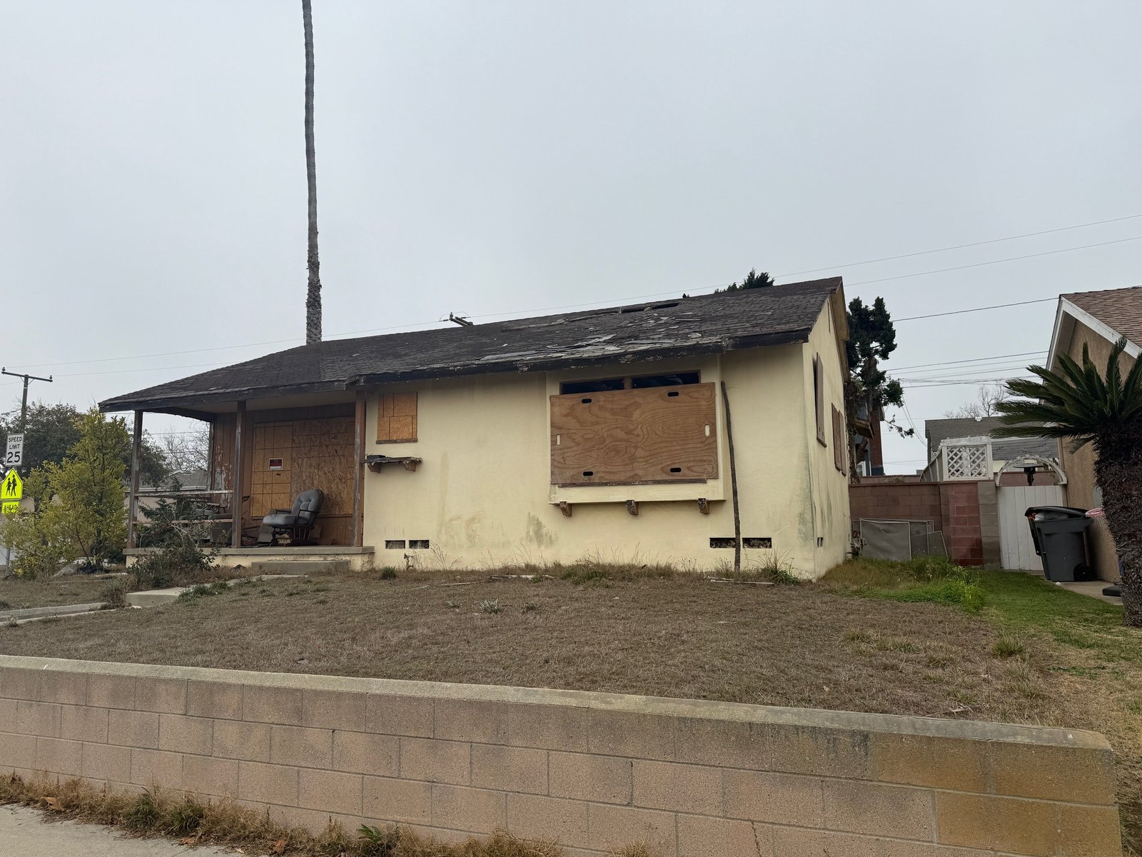ផ្ទះដែលឆេះអស់នេះនៅ Torrance រដ្ឋ California បានលក់នៅថ្ងៃទី ១១ ខែឧសភា ឆ្នាំ ២០២៦ ក្នុងតម្លៃ ១ លានដុល្លារ។ នៅខែមីនាតម្លៃជាមធ្យមគឺមួយ។