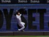 កីឡាករ Giancarlo Stanton របស់ Yankees បោះជំហានសង្គ្រោះដ៏សំខាន់មួយ ដោយរត់នៅខាងក្រៅ ខណៈដែលក្លឹបកំពុងរង់ចាំការត្រឡប់មកវិញរបស់គាត់