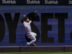 កីឡាករ Giancarlo Stanton របស់ Yankees បោះជំហានសង្គ្រោះដ៏សំខាន់មួយ ដោយរត់នៅខាងក្រៅ ខណៈដែលក្លឹបកំពុងរង់ចាំការត្រឡប់មកវិញរបស់គាត់