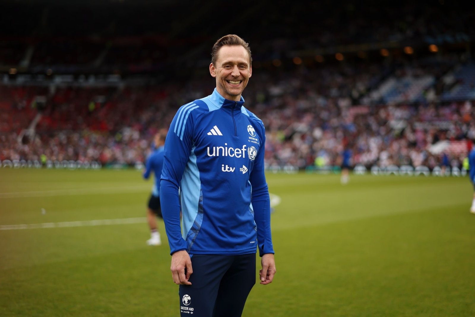 Tom Hiddleston ក្នុងអំឡុងពេលជំនួយបាល់ទាត់សម្រាប់ Unicef 2025