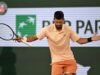 Novak Djokovic បានយកឈ្នះលើការចាប់ផ្តើមយឺត និងហ្វូងមនុស្សអរិភាពដើម្បីឈ្នះជុំទីមួយនៃ French Open