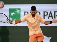 Novak Djokovic បានយកឈ្នះលើការចាប់ផ្តើមយឺត និងហ្វូងមនុស្សអរិភាពដើម្បីឈ្នះជុំទីមួយនៃ French Open