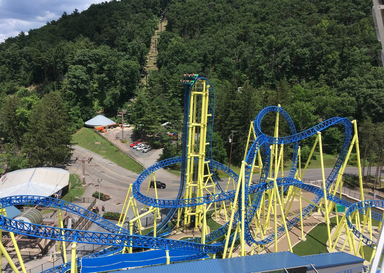 Knoebels មានកន្លែងជិះប្រហែល 60 តូបលក់អាហារ ហ្គេម ស្លាយទឹក និងកន្លែងទាក់ទាញផ្សេងទៀត។