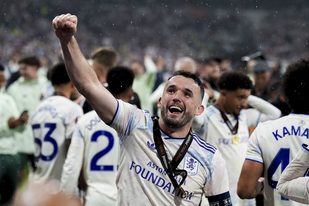 លោក John McGinn ។
