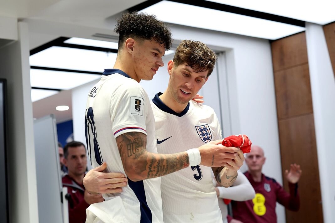 លោក John Stones ។ លោក John Stones ។
