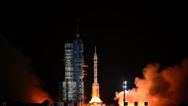 La-fusee-Longue-Marche-2F-decolle-du-Centre-de-lancement-de-satellites-de-Jiuquan-dans-le-nord-ouest.jpeg