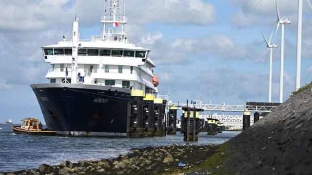 Le-MV-Hondius-un-navire-de-croisiere-neerlandais-touche-par-l-hantavirus-accoste-au-port-de-Rotterda.jpeg