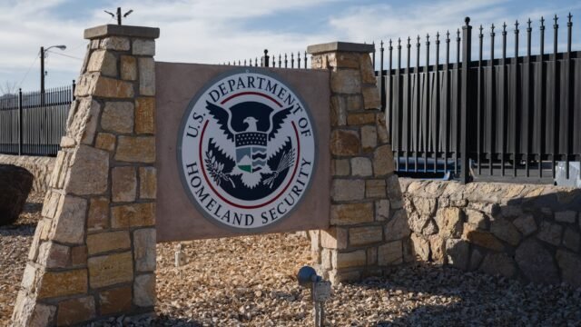 Le-centre-d-El-Paso-de-l-Immigration-and-Customs-Enforcement-ICE-photographie-a-El-Paso-au-Texas-le.jpeg