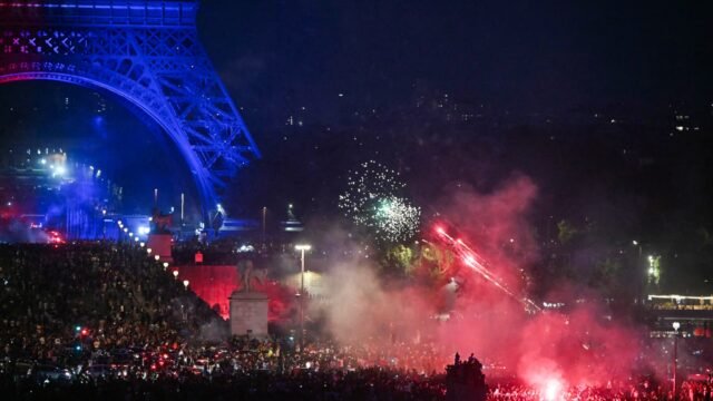 Les-supporters-parisiens-celebrent-la-victoire-de-leur-club-en-Ligue-des-champions-a-Paris-2295037.j.jpeg