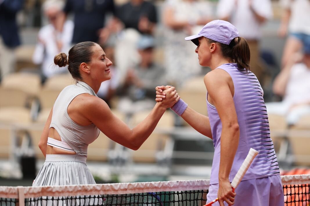 Marta Kostyuk ចាប់ដៃ Iga Swiatek Marta Kostyuk ចាប់ដៃ Iga Swiatek