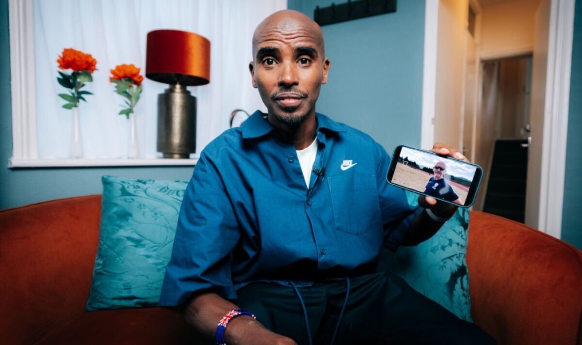Sir Mo Farah កាន់រូបថតរបស់ Neil Black ។