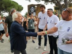 Michel Sardou បានសម្ពោធពានរង្វាន់ដំបូងដែលឧទ្ទិសដល់ឪពុករបស់គាត់នៅក្នុង Var