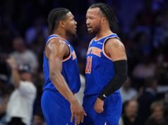 ក្រុម Knicks បានកប់ 76ers 14-114 ជាមួយនឹងការនាំមុខ 3 ពិន្ទុនៅក្នុងហ្គេម 4 ហើយត្រលប់មកវិញក្នុងវគ្គផ្តាច់ព្រ័ត្របូព៌ាសម្រាប់ឆ្នាំទីពីរជាប់ៗគ្នា។