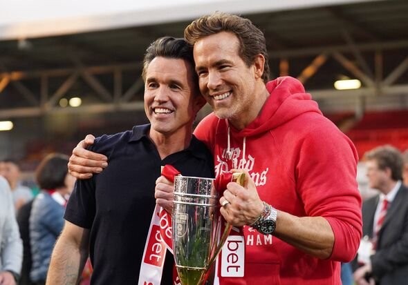 Rob McElhenney និង Ryan Reynolds ជាមួយនឹងពានរង្វាន់