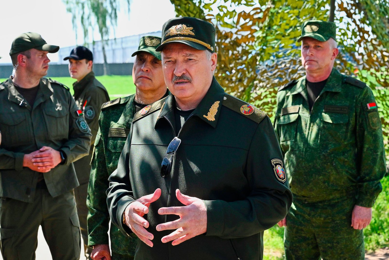 Alexander Lukashenko និយាយជាមួយមន្រ្តីពេលចូលរួមក្នុងសមយុទ្ធនុយក្លេអ៊ែររួមគ្នាដោយកងកម្លាំងរុស្ស៊ីនិងបេឡារុស្សនៅស្រុក Asipovichy ប្រទេសបេឡារុស្ស