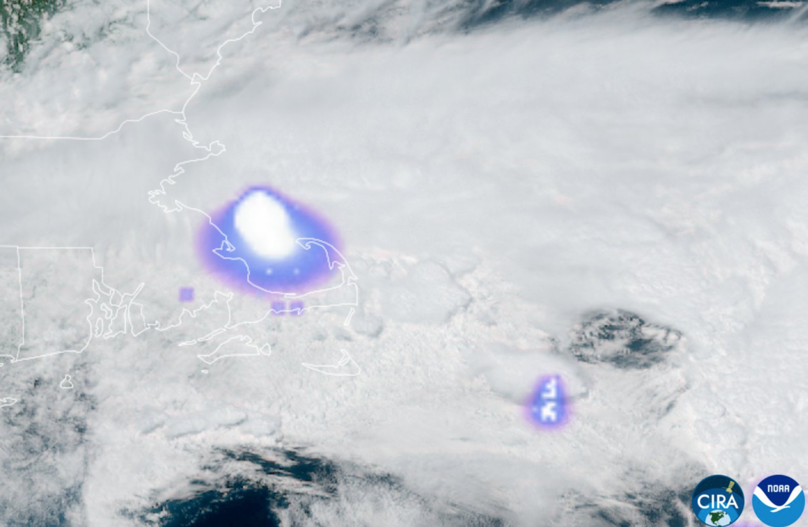 រូបភាពពីផ្កាយរណប NOAA បង្ហាញពីពេលដែលអាចម៍ផ្កាយមួយបានផ្ទុះនៅក្នុងបរិយាកាសផែនដីនៅជិតទីក្រុងបូស្តុន ដែលបង្កឱ្យមានការផ្ទុះសំឡេងដែលត្រូវបានរាយការណ៍នៅទូទាំងរដ្ឋ New England ។