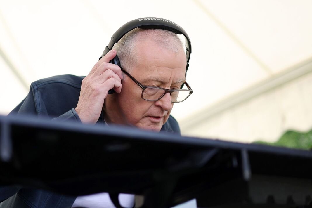 Steve Davis ធ្វើការជាឌីជេ