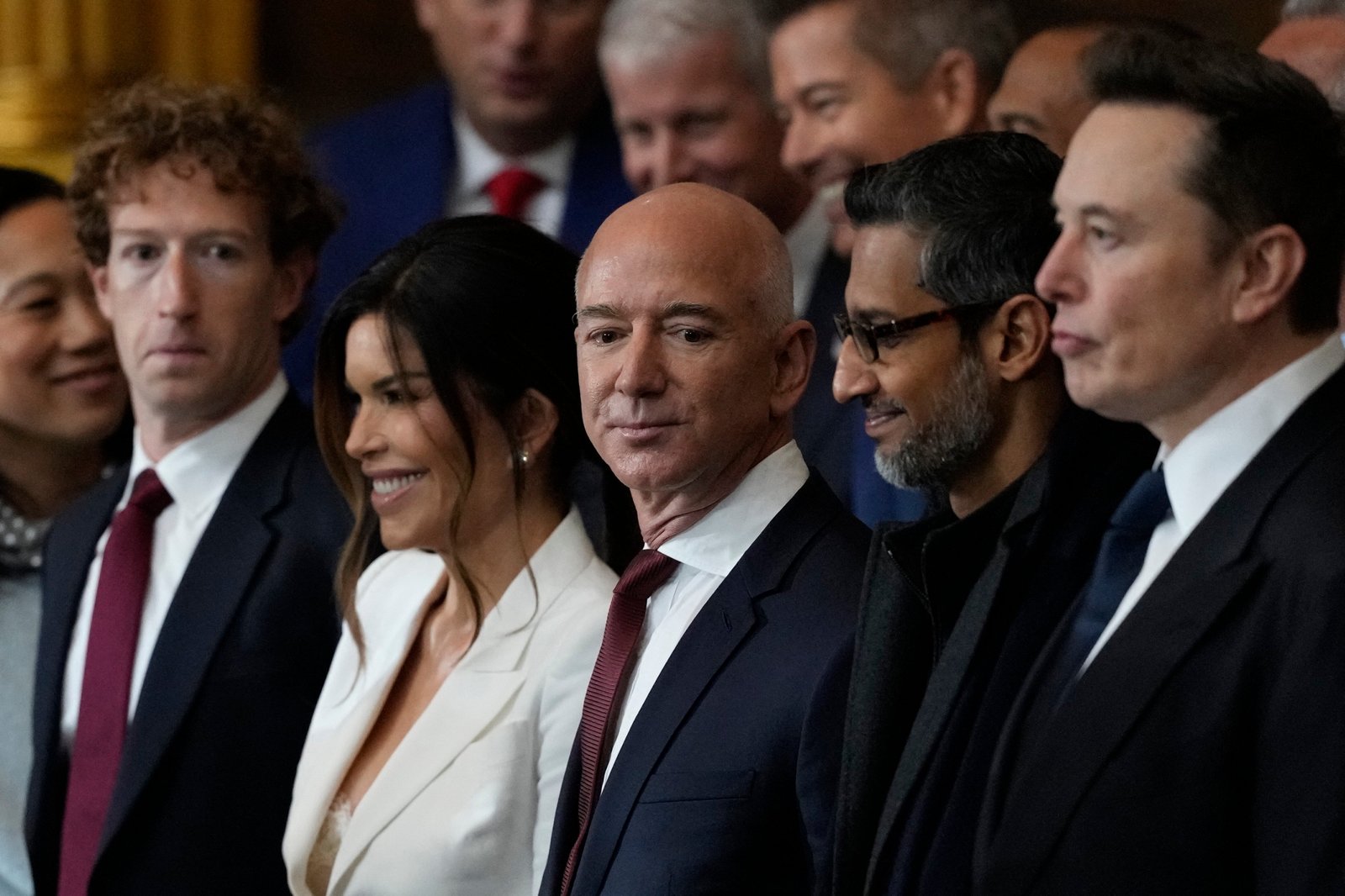Bezos ប្រកែកថាគាត់មិនប្រកាន់បក្សពួកទេ ទោះបី Amazon បានបរិច្ចាគលុយរាប់លានដុល្លារដល់កិច្ចខិតខំប្រឹងប្រែងគាំទ្រ Trump ក៏ដោយ