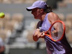 Iga Swiatek ធ្វើឱ្យកំណត់ត្រាអាជីព French Open របស់នាងប្រសើរឡើងដល់ 42-3 និងឈានទៅជុំទី 3