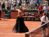 អារម្មណ៍ម៉ូដរបស់ Naomi Osaka គឺជាការចាប់អារម្មណ៍ជាថ្មីម្តងទៀតក្នុងឈុតដើរលេងរបស់នាងក្នុងកម្មវិធី French Open