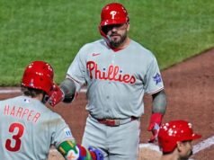 Kyle Schwarber ឈរនៅលើម៉ាស៊ីនកំដៅ។ នេះក៏អនុវត្តចំពោះ Phillies ផងដែរ។ នេះមិនមែនជារឿងចៃដន្យទេ។