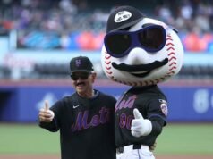 Bobby Valentine ក្នុងសំលៀកបំពាក់ម្តងទៀត រីករាយនឹងពេលវេលាដ៏ល្បីបំផុតរបស់គាត់ជាមួយ Mets