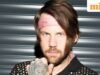 តារាជួរមុខ Beartooth Caleb Shomo ចេញមកជា “បុរសស្រលាញ់ភេទដូចគ្នាដែលមានមោទនភាព” បន្ទាប់ពីមានការរំពឹងទុកជាច្រើនខែ។