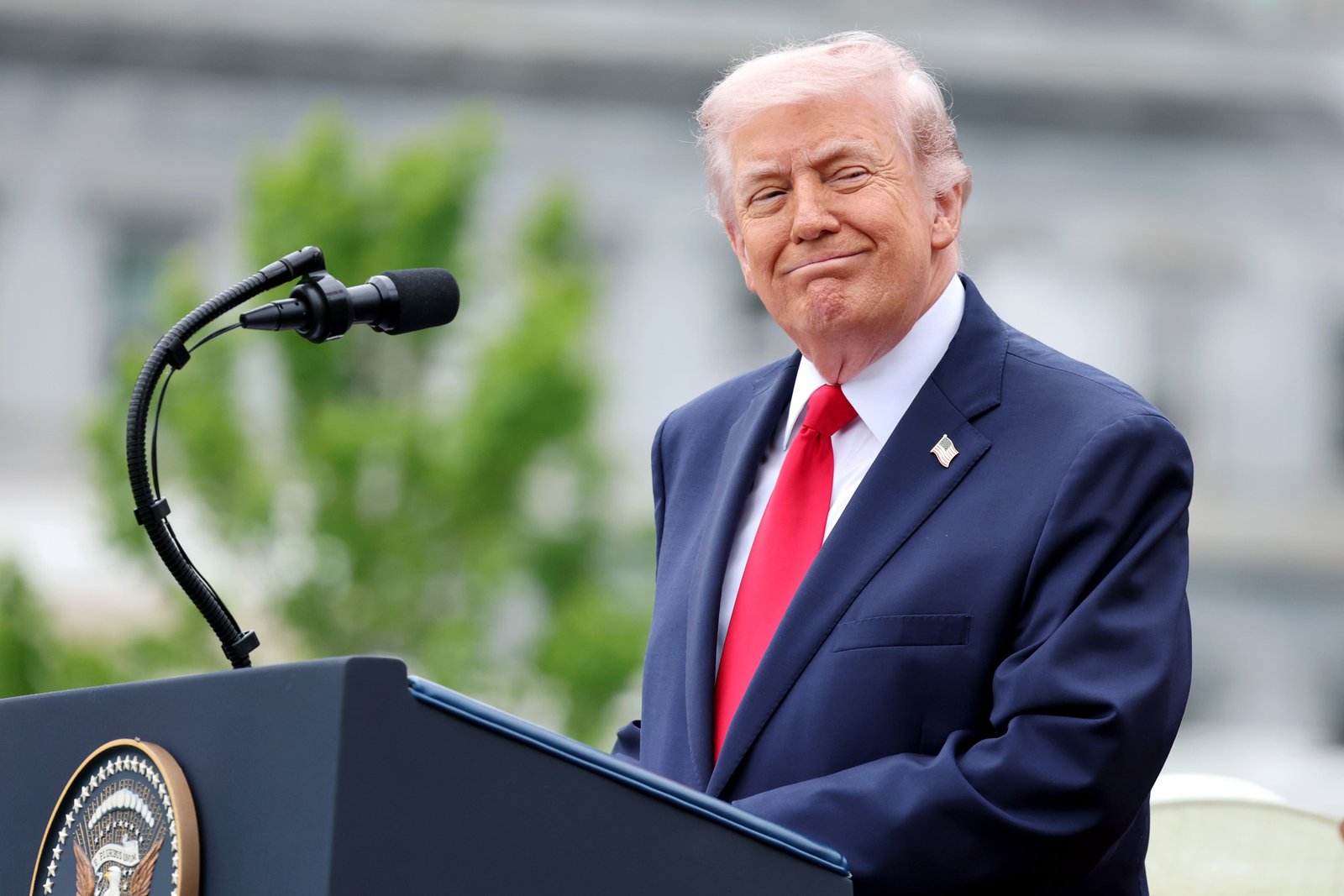 លោកប្រធានាធិបតី Donald Trump បានបន្តការបង្ហោះដ៏ចម្លែកមួយនៅលើ Truth Social នៅព្រឹកថ្ងៃអាទិត្យ ដោយចែករំលែករូបភាពនៃគ្រាប់បែកដែលបានទម្លាក់លើកប៉ាល់អ៊ីរ៉ង់ ទោះបីជាលោកបាននិយាយថា សហរដ្ឋអាមេរិកជិតបញ្ចប់ការចរចាជាមួយអ៊ីរ៉ង់ក៏ដោយ។