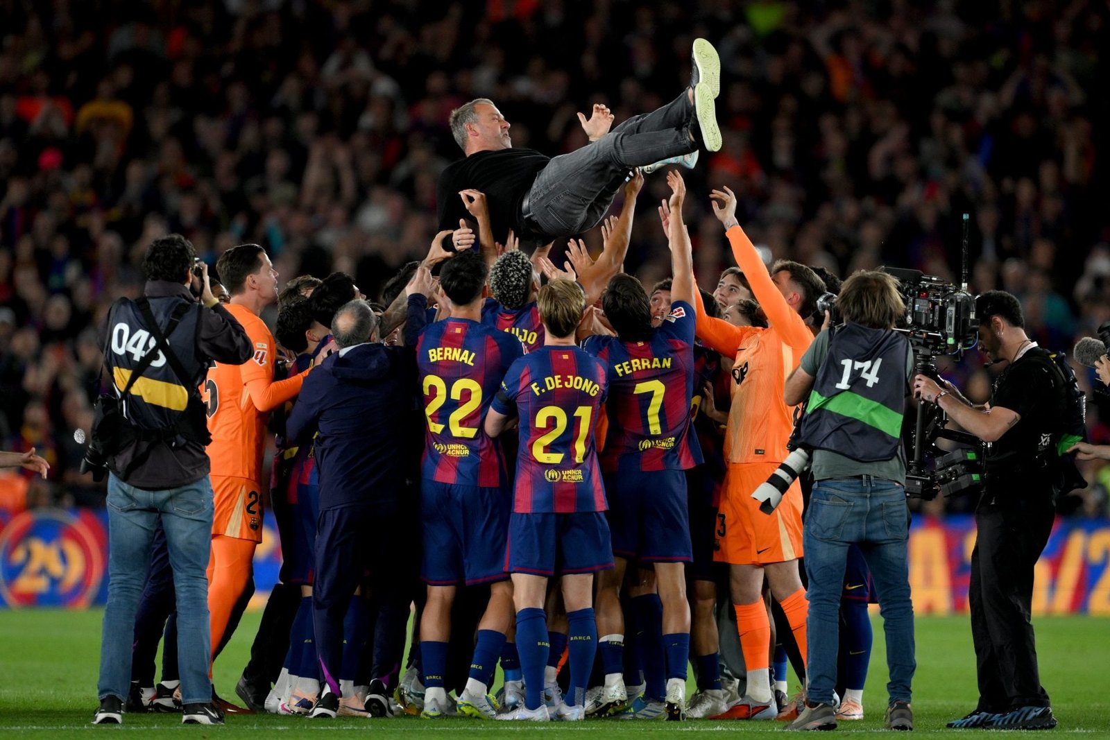 កីឡាករ Hansi Flick ត្រូវបានកីឡាករ Barcelona ទម្លាយចេញក្រោយការប្រកួតឈ្នះ Real Madrid