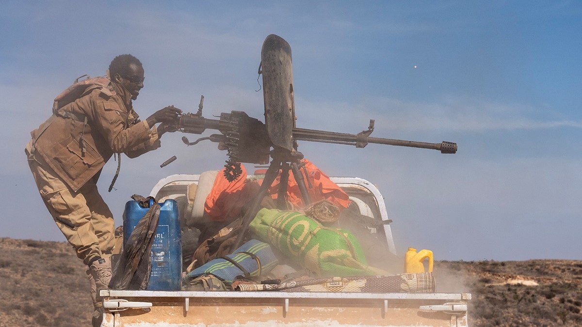 ទាហានកងកម្លាំងការពារ Puntland បាញ់កាំភ្លើងយន្តនៅជួរមុខក្បែរ Daabdamale ប្រទេសសូម៉ាលី