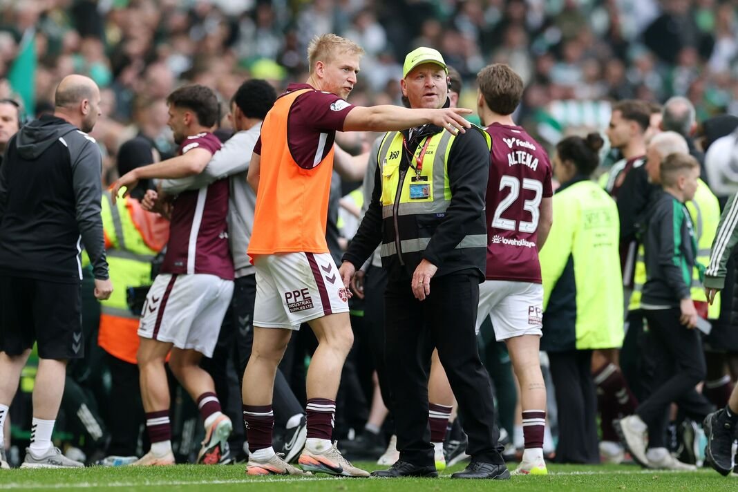 អ្នកគាំទ្រ Celtic ឈ្លានពានមួយចំនួនបានបំផ្លាញថ្ងៃជាមួយនឹងសកម្មភាពឆោតល្ងង់ផ្ទាល់ខ្លួនរបស់ពួកគេ។ អ្នកគាំទ្រ Celtic ឈ្លានពានមួយចំនួនបានបំផ្លាញថ្ងៃជាមួយនឹងសកម្មភាពឆោតល្ងង់ផ្ទាល់ខ្លួនរបស់ពួកគេ។