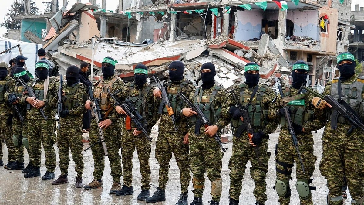 ភេរវករ Hamas ប៉ាឡេស្ទីន ឈរយាមនៅ Rafah ភាគខាងត្បូង Gaza Strip