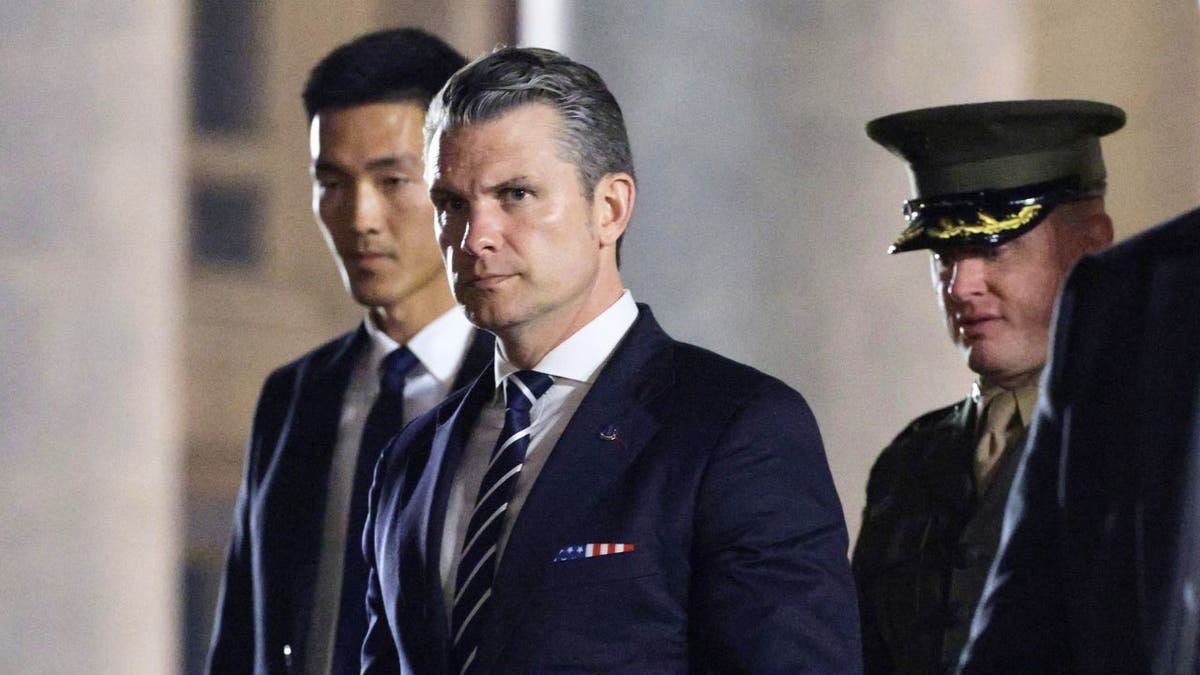 លោក Pete Hegseth រដ្ឋលេខាធិការនៃសង្រ្គាមអាមេរិក (កណ្តាល) ចាកចេញពីពិធីជប់លៀងរដ្ឋដែលរៀបចំដោយប្រធានាធិបតីចិន Xi Jinping នៅឯមហាសាលប្រជាជន។