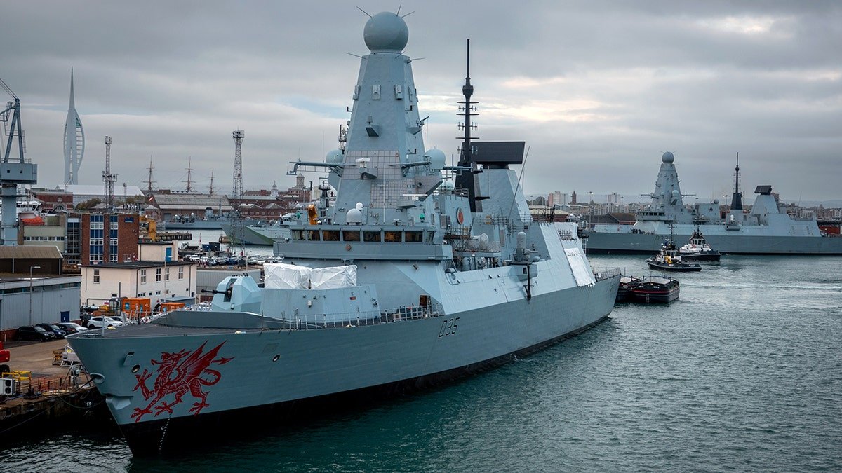 នាវាពិឃាតប្រភេទ 45 HMS Dragon បានចូលចតនៅឯកន្លែងផលិតនាវា Royal Navy ក្នុងទីក្រុង Portsmouth ប្រទេសអង់គ្លេស។