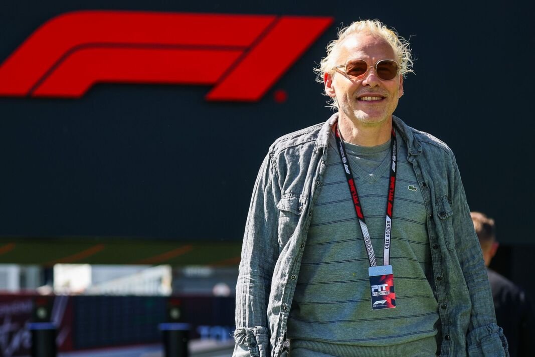 Jacques Villeneuve នៅពីមុខនិមិត្តសញ្ញា F1