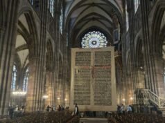 ទីក្រុង Strasbourg ។ កម្ពស់ប្រាំពីរម៉ែត្រ! ទំព័រដ៏ធំមួយពីព្រះគម្ពីរដំបូងរបស់ Gutenberg នៅក្នុងវិហារ