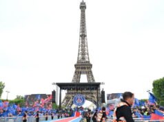 បាល់ទាត់។ មនុស្សរាប់ពាន់នាក់បានរំពឹងទុក៖ PSG ប្រារព្ធពិធីឡើងគ្រងរាជ្យរបស់ខ្លួនក្នុងក្របខ័ណ្ឌ Champions League និងដើរតាមដង្ហែរក្បួននៅលើ Champ-de-Mars