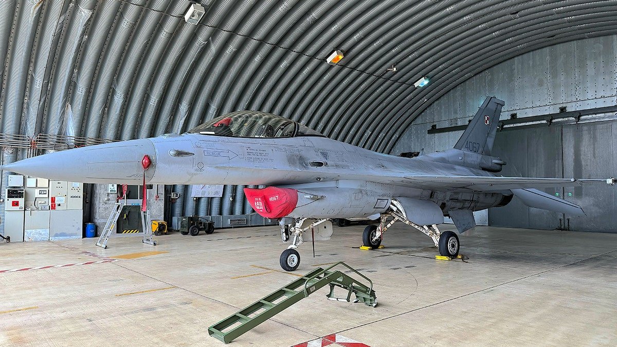 យន្តហោះ F-16 ប៉ូឡូញ