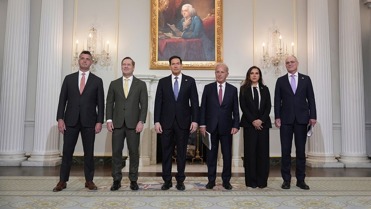Michael Needham, Mike Waltz, Marco Rubio, Michel Issa, Nada Hamadeh Moawad និង Yechiel Leiter ឈរជាជួរនៅក្រសួងការបរទេស