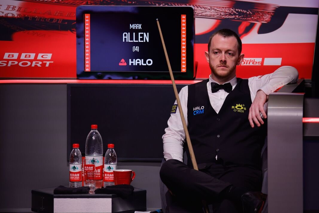 ជាធម្មតា Mark Allen ខកខានមិនបានពាក់ស្បែកខ្មៅនៅក្នុងវគ្គពាក់កណ្តាលផ្តាច់ព្រ័ត្រ Crucible ក្នុងឆ្នាំនេះ។