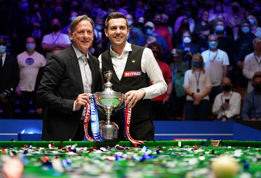 Chris Henry អបអរជាមួយ Selby បន្ទាប់ពីវគ្គផ្តាច់ព្រ័ត្រ