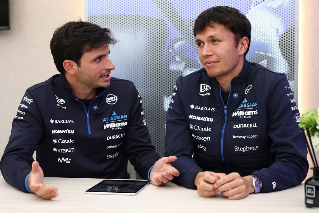 Carlos Sainz អង្គុយនិយាយជាមួយ Alex Albon