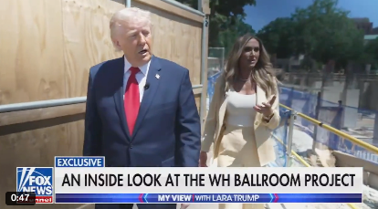 លោក Trump បានដឹកនាំកូនប្រសាររបស់គាត់ Lara Trump ឆ្លងកាត់សាលប្រជុំនៅសេតវិមាន។ លោក​បាន​ប្រកាស​ថា លោក​គ្រោង​នឹង​ធ្វើ​ពិធី​សម្ពោធ​ប្រធានាធិបតី​បន្ទាប់​នៅ​ទីនោះ