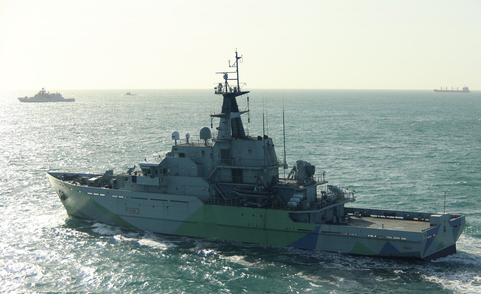 HMS Mersey (ផ្ទៃខាងមុខ) បានត្រួតពិនិត្យ RFN Admiral Grigorovich (ផ្ទៃខាងក្រោយខាងឆ្វេង)